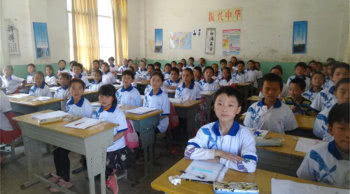 fenmei packaging once again placed an order for the "happiness gift list" to replace 1,400 ludian students with new clothes